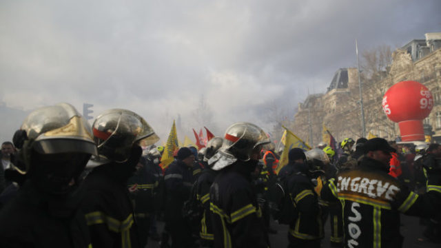 434210_france_firefighter_protest_18995 ed79943b4a0a4daaaec32db17190e0a3 676x451.jpg