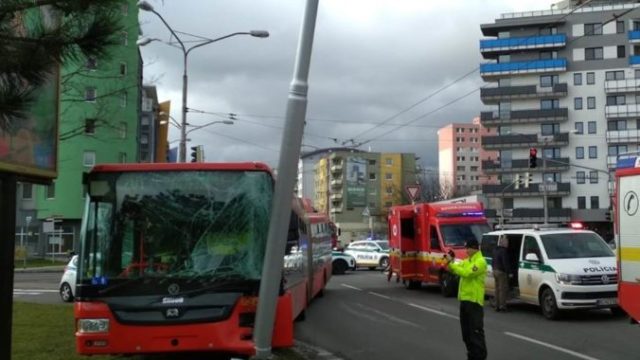 434744_nehoda trolejbus bratislava 676x507.jpg
