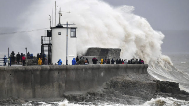 435368_britain_europe_storm_64279 c620448e95eb4257802b2cb8fb6d6485 676x452.jpg