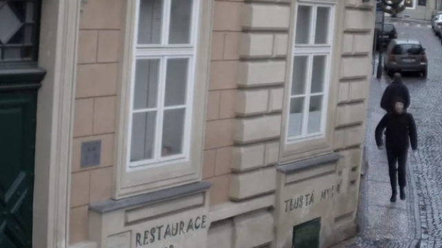 435524_muz v elektricke striha vlasy zenam youtube 676x345.jpg