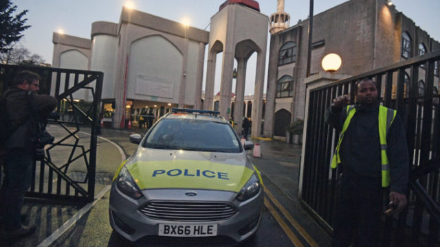 435673_britain_mosque_stabbing_14263 d11596984f3c44a4a0fb204eb799f7f8 676x440.jpg