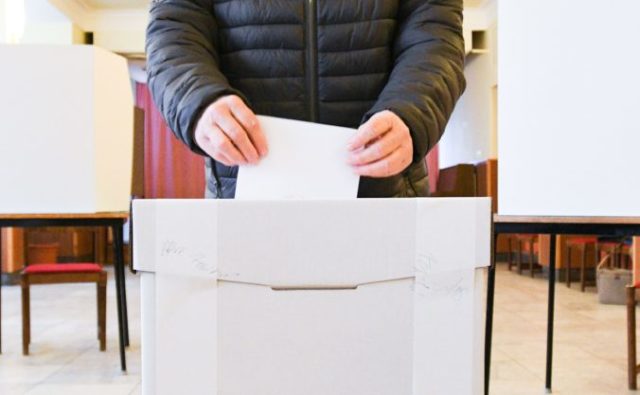 435816_prezidentske volby 2019 na slovensku volebna miestnost e1573200456984 676x417.jpg