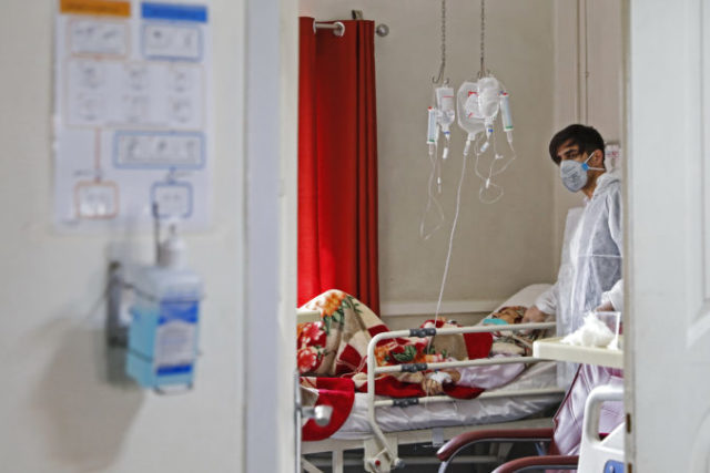 436378_virus_outbreak_mideast_iran_88778 28557eed2534472a9ed2f12d5ea0c4a6 676x451.jpg