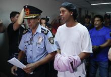 437140_paraguay_brazil_ronaldinho_detained_61766 7fc6c57c2673411da97092926ff4d245 676x467.jpg