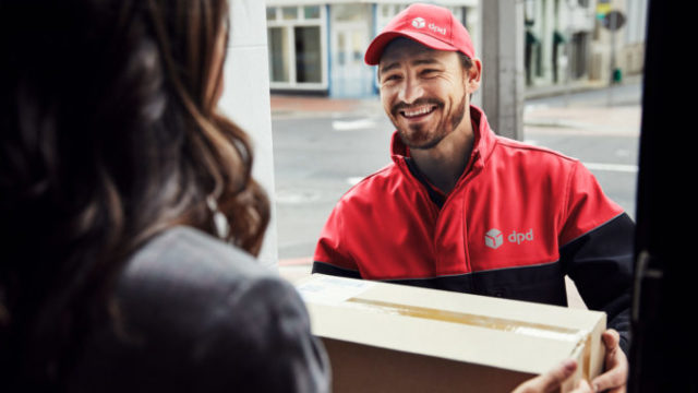 437356_powerpoint online srgb dpd driver with woman at doorstep 4323 676x451.jpg