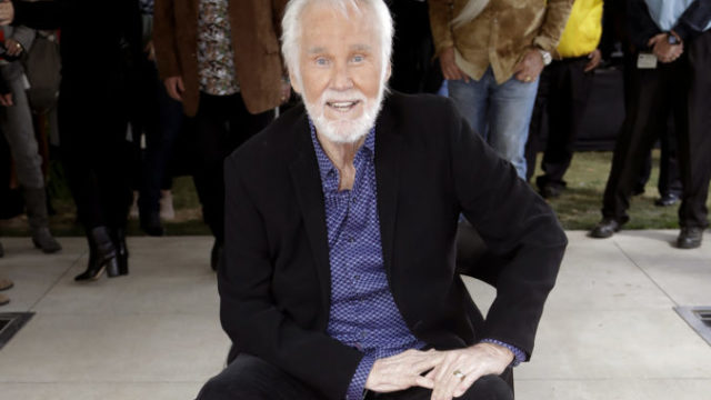 437539_obit_kenny_rogers_34406 3cce01f4e4f14f3da2966cd47fe3120d 676x451.jpg
