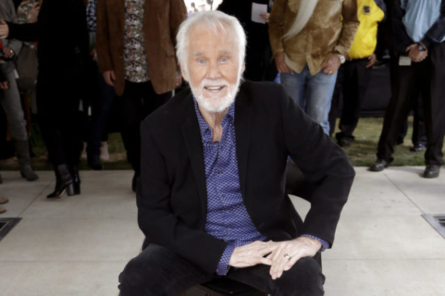 437539_obit_kenny_rogers_34406 3cce01f4e4f14f3da2966cd47fe3120d 676x451.jpg