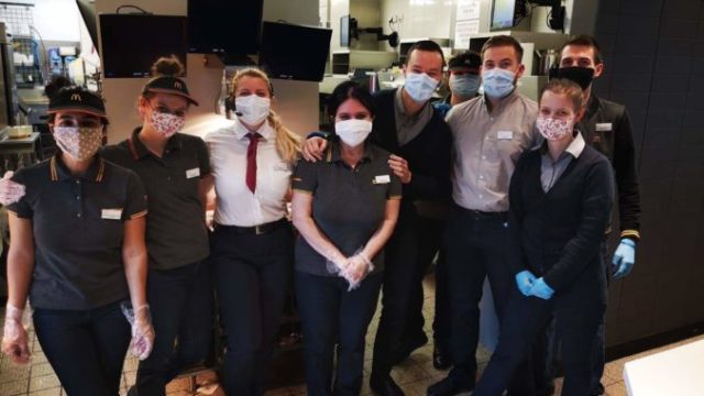 437719_zdroj foto mcdonalds_v spravnom nasadeni obsluhuju mcdrive aj zamestnanci restauracie na racianskej ulici 676x507.jpeg