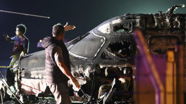 438083_philippines_plane_catches_fire_60245 10e01b75653643b8a047f04965e0ceb3 676x423.jpg