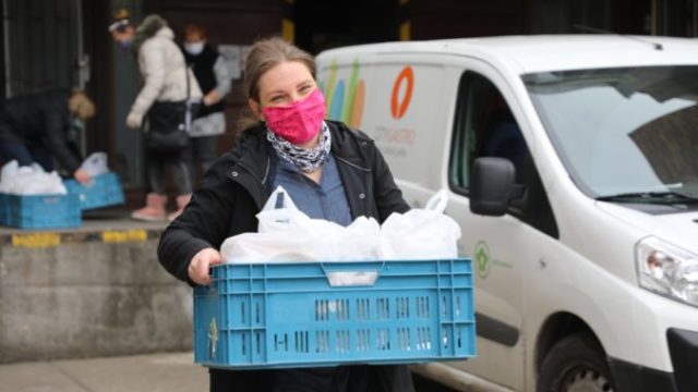 438092_petrzalka distribucia obedov seniori pomoc koronavirus 676x451.jpg