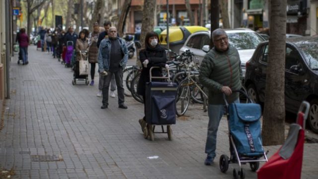 438382_koronavirus obchod rad spanielsko barcelona 676x443.jpg