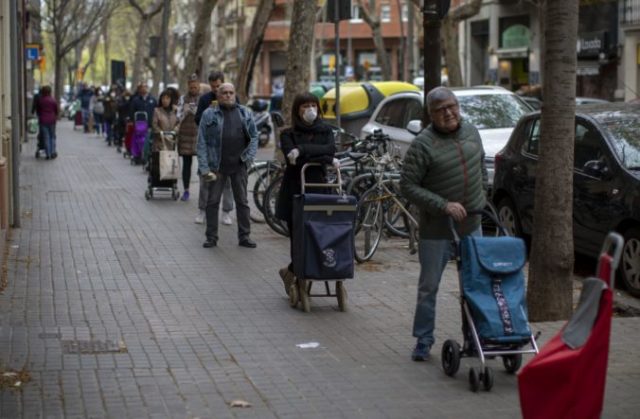 438382_koronavirus obchod rad spanielsko barcelona 676x443.jpg