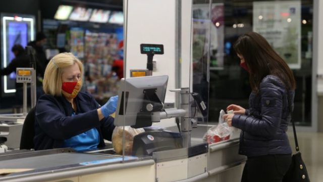 438558_tesco plexiskla pokladne 676x492.jpg