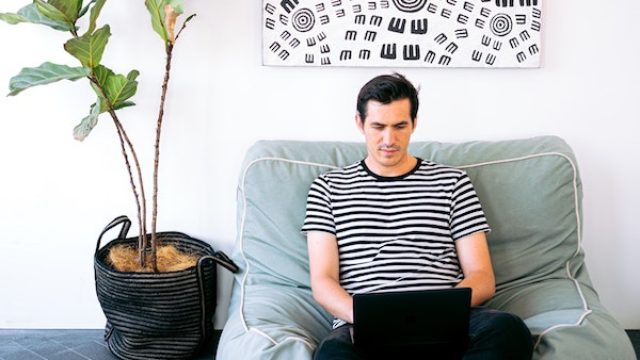 438593_man sitting cozy while working on his laptop 600x400.jpg