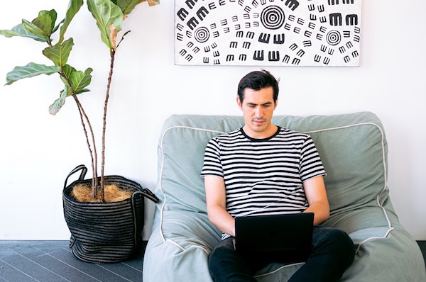 438593_man sitting cozy while working on his laptop 600x400.jpg