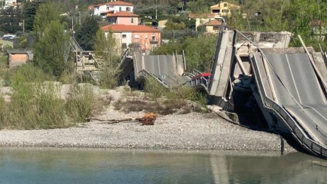 438689_italy_collapsed_bridge_48635 39ac3aacb50b449f9deb94ce4d62a71f min 676x451.jpg
