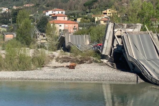 438689_italy_collapsed_bridge_48635 39ac3aacb50b449f9deb94ce4d62a71f min 676x451.jpg