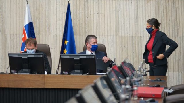 439693_igor matovic roman mikulecmaria kolikova 676x451.jpg
