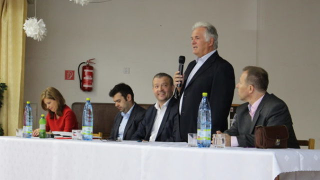 439736_de 3 676x450.jpg