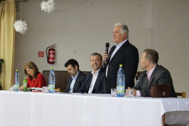 439736_de 3 676x450.jpg