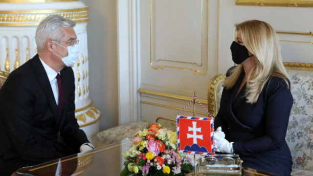 439893_5y7a3883 676x541.jpg