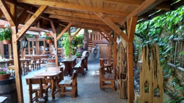 440233_vzhladom na prisne hygienicke podmienky bude pocet ludi v prevadzkach vyrazne limitovany. zdroj_plzensky prazdroj slovensko 676x507.jpg