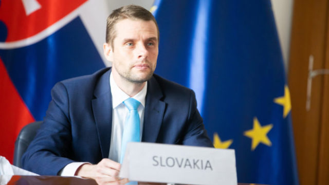 440445_ttny tajomnk martin klus na videokonferencii ministrov zahraninch vec lenskch ttov e_49730696103_o 676x451.jpg