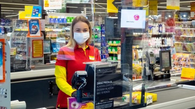 440552_billa_pokladnicka02_small 676x451.jpg