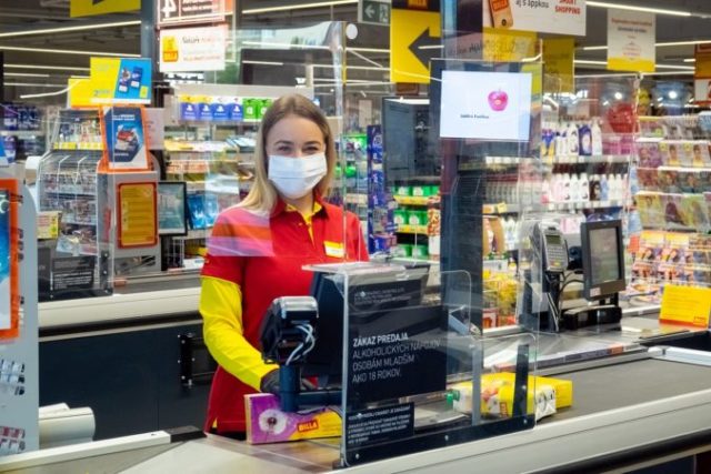 440552_billa_pokladnicka02_small 676x451.jpg