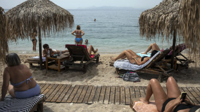 440832_virus_outbreak_greece_beaches_71065 845f29ce2dd341cfb822256672273f01 676x451.jpg