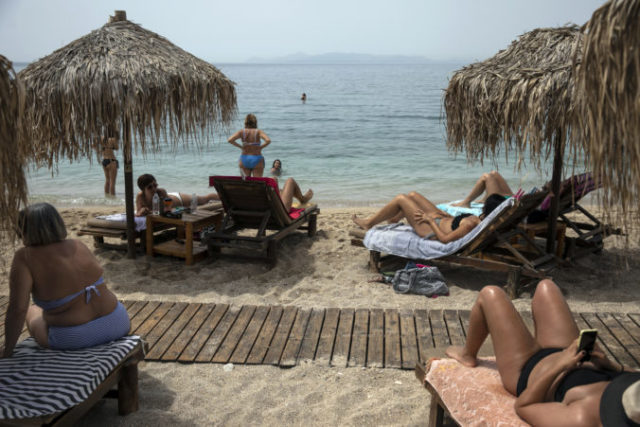 440832_virus_outbreak_greece_beaches_71065 845f29ce2dd341cfb822256672273f01 676x451.jpg