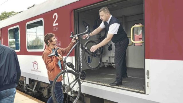 441221_cyklistom su vo vlakoch zssk k dispozicii aj pojazdne uschovne bicyklov a batozin 676x451.jpg