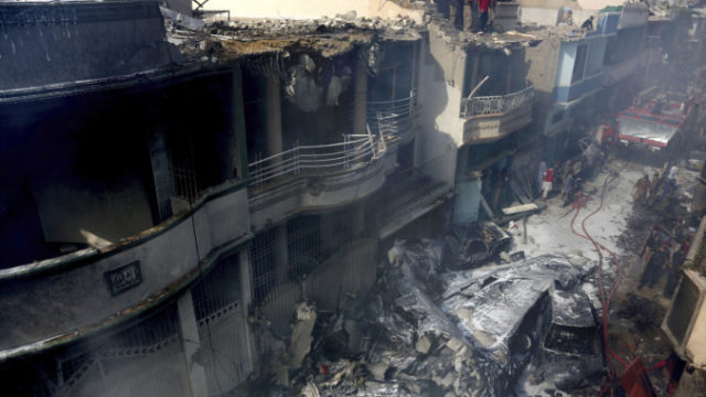 441301_pakistan_plane_crash_04207 0e93f38e3fbd4f3585e549bad0c65158 676x451.jpg