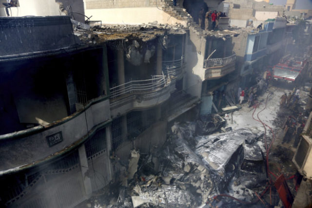 441301_pakistan_plane_crash_04207 0e93f38e3fbd4f3585e549bad0c65158 676x451.jpg