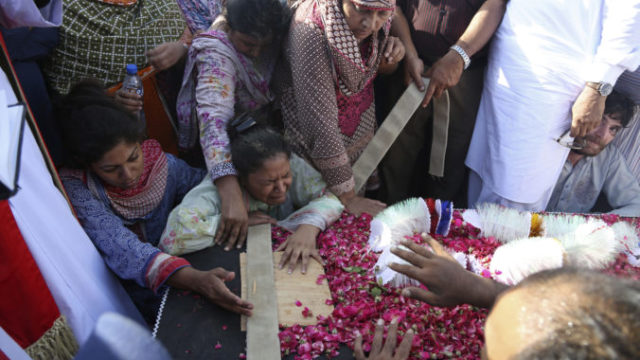 441430_pakistan_plane_crash_45152 f6e181040e6c44c79a923671e8f1bd75 676x451.jpg