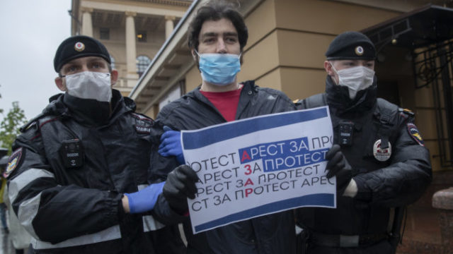 441653_virus_outbreak_russia_protest_33098 a9c9c13f0fc049a6bf72cdb34d1f1690 676x451.jpg