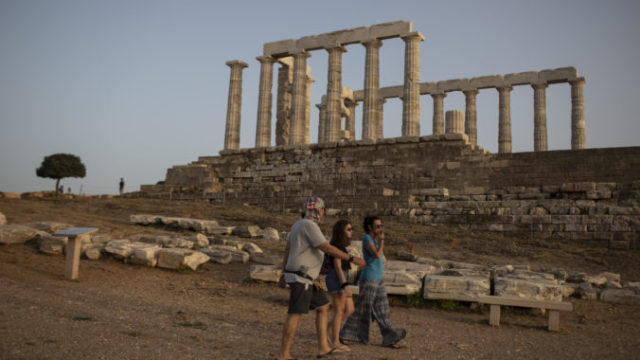 441656_virus_outbreak_greece_39211 63ab79cd78854e2aad8f28d3dff1af0b 676x451.jpg