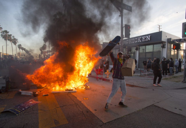 441719_aptopix_minneapolis_police_death_los_angeles_54536 7f270e92689e450a99cab06d6b1b5b7f 676x466.jpg