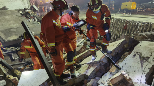 442548_china_tanker_truck_explosion_34840 94271e4820ba4cd4be4a757f132e0d06 676x451.jpg