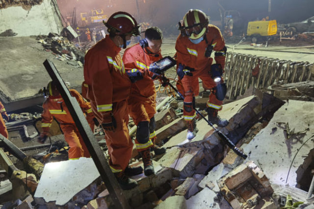 442548_china_tanker_truck_explosion_34840 94271e4820ba4cd4be4a757f132e0d06 676x451.jpg