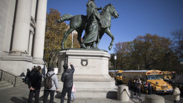 443055_museum_roosevelt_statue_48387 52bc39e8faf54cf1924f3b797195dc76 676x451.jpg