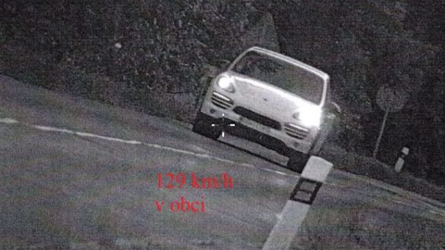 443529_policia porsche obec rychlost pokuta vodicsky preukaz 676x513.jpg