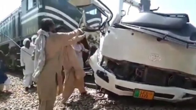 443699_vlak mikrobus zrazka pakistan 676x371.jpg