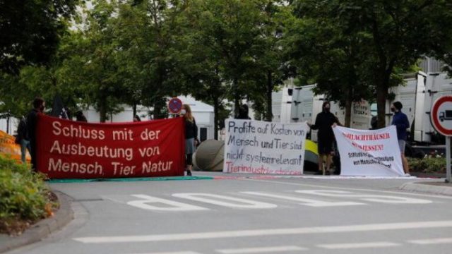 443739_aktivisti protestuju pred bitunkom zasiahnutym koronavirusom 676x451.jpg