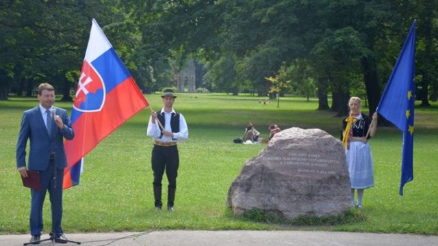 443751_stretnutie pri zakladnom kameni pamatnika slovenskeho vystahovalectva v bratislavskom sade janka krala 676x444.jpg