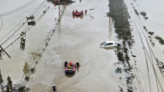 443859_japan_heavy_rain_35941 1ca993854e0f4a17ad17d53e77186863 676x443.jpg