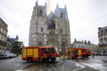 444643_france_cathedral_fire_14464 2901626eb6934df29ad1f99893e31438 676x451.jpg