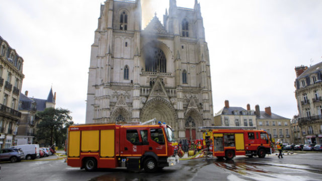 444643_france_cathedral_fire_14464 2901626eb6934df29ad1f99893e31438 676x451.jpg