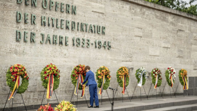 444713_germany_wwii_anniversary_70995 20ff797f839c401695ae52d5d5607e22 676x451.jpg