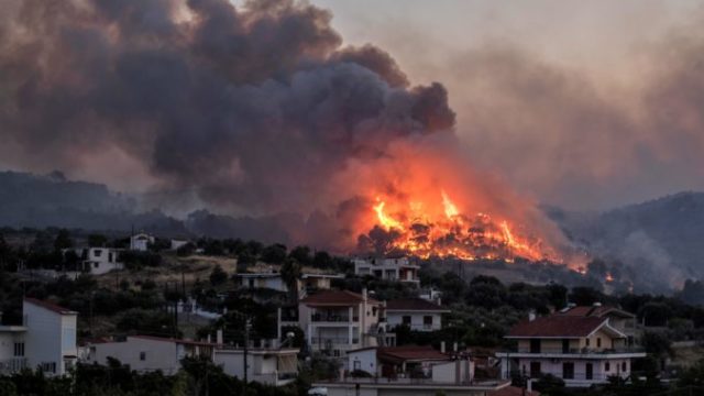 444854_greece_fire_97385 93fe4ca56a0b4ee8a14695f8b92ddb1e 676x451.jpg